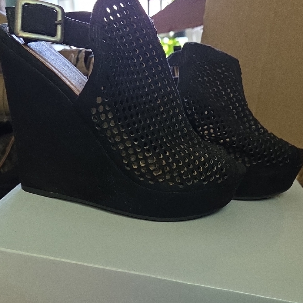 Chinese Laundry Black Wedges with Breathable Design